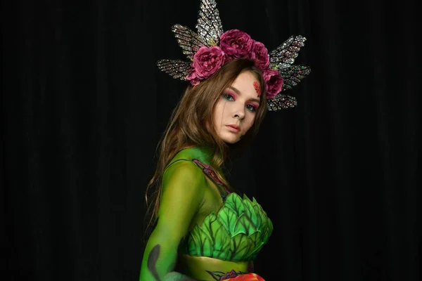 Hermosa Chica Con Flores Cara Pintado Con Peonías Color Burdeos —  Fotos de Stock