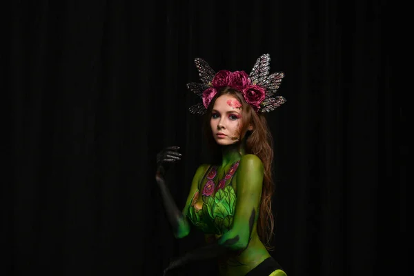 Hermosa Chica Con Flores Cara Pintado Con Peonías Color Burdeos —  Fotos de Stock