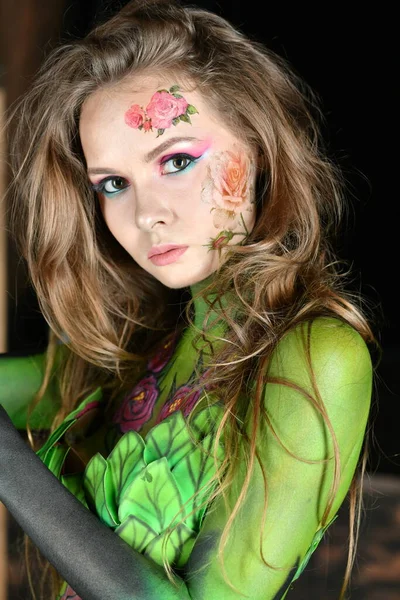 Hermosa Chica Con Flores Cara Pintado Con Peonías Color Burdeos —  Fotos de Stock