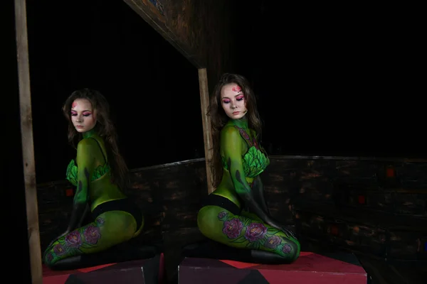 Gyönyörű Lány Festett Burgundi Bazsarózsa Tükörképe Egy Fekete Tükörben — Stock Fotó