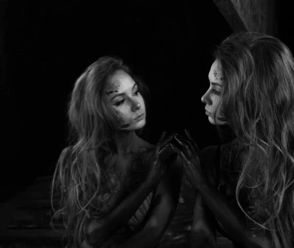 Gyönyörű Lány Festett Burgundi Bazsarózsa Tükörképe Egy Fekete Tükörben — Stock Fotó
