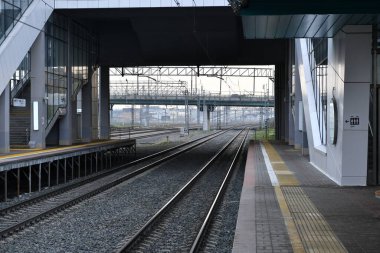 Platformda bir sonraki treni bekliyorum.