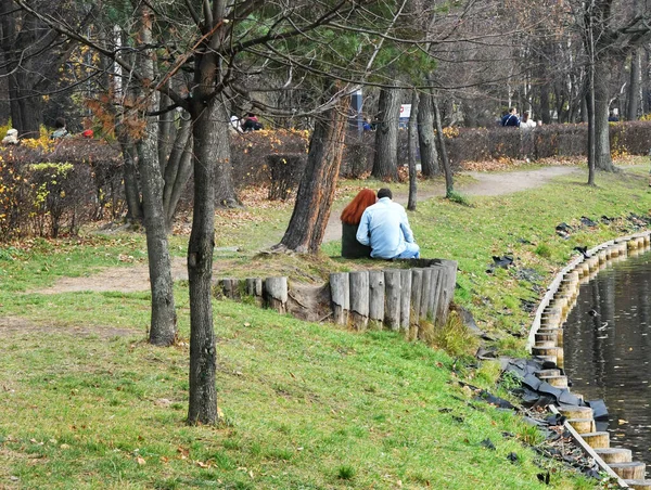 Ludzie Odpoczywają Parku Jesienią Nad Jeziorem — Zdjęcie stockowe