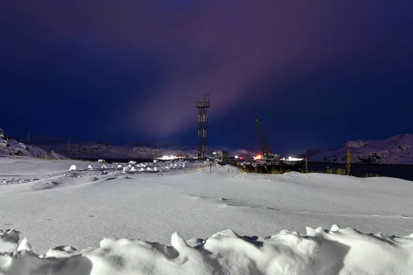 北極の極の夜の冬の湾を望む村の風景 — ストック写真