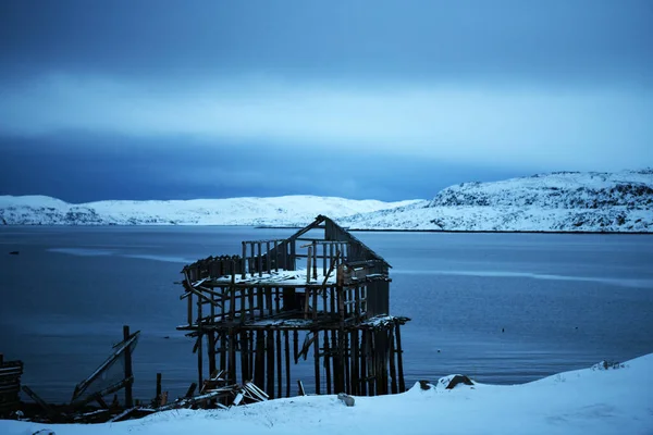 在北极极地的一个夜晚 可以看到冬季海湾的乡村风景 — 图库照片