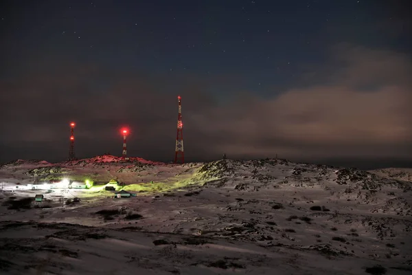 Zelené Záblesky Severních Světel Noci Arktidě Jsou Pozorovány Vrcholu Kopce — Stock fotografie