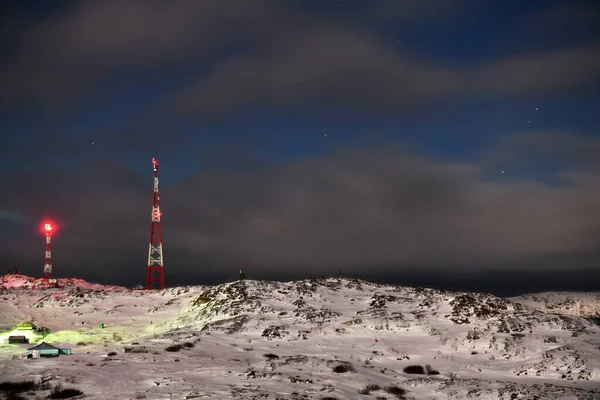 北極の夜のオーロラの緑の閃光は丘の上から観測されます — ストック写真
