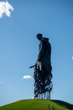 Büyük vatanseverlik savaşındaki bir başarı gibi kuğuları cennete giden merhum asker için bir anıt.