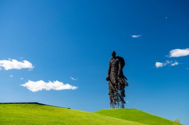 Büyük vatanseverlik savaşındaki bir başarı gibi kuğuları cennete giden merhum asker için bir anıt.