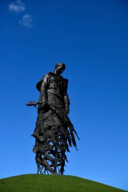Büyük vatanseverlik savaşındaki bir başarı gibi kuğuları cennete giden merhum asker için bir anıt.