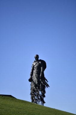 Büyük vatanseverlik savaşındaki bir başarı gibi kuğuları cennete giden merhum asker için bir anıt.