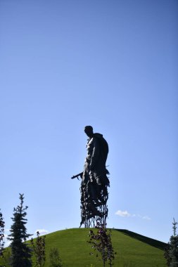 Büyük vatanseverlik savaşındaki bir başarı gibi kuğuları cennete giden merhum asker için bir anıt.