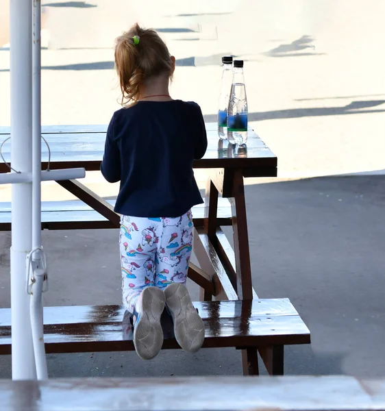 Das Mädchen Tisch Ruht Sich Aus Und Wartet Darauf Dass — Stockfoto