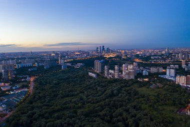 İHA 'dan çekilen büyük şehrin panoramik gece görüntüsü