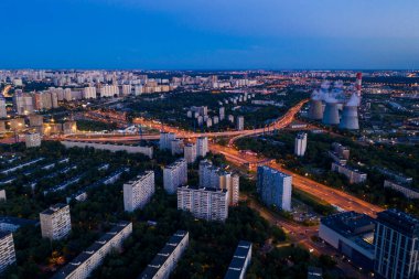 İHA 'dan çekilen büyük şehrin panoramik gece görüntüsü