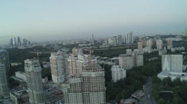 Şehir panoramik görüntüsü gün batımında İHA 'dan çekildi