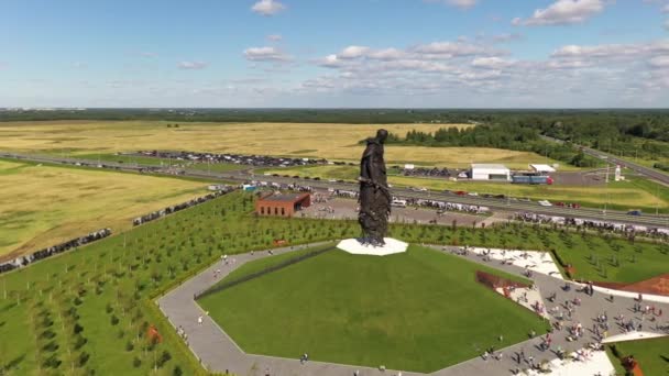 Een Monument Voor Overledene Soldaat Wiens Zwanen Lucht Gaan Opgedragen — Stockvideo