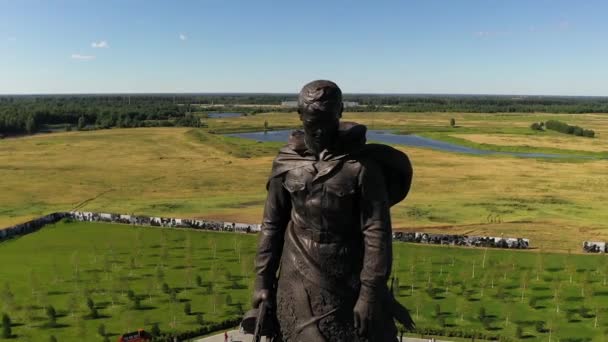 Een Monument Voor Overledene Soldaat Wiens Zwanen Lucht Gaan Opgedragen — Stockvideo