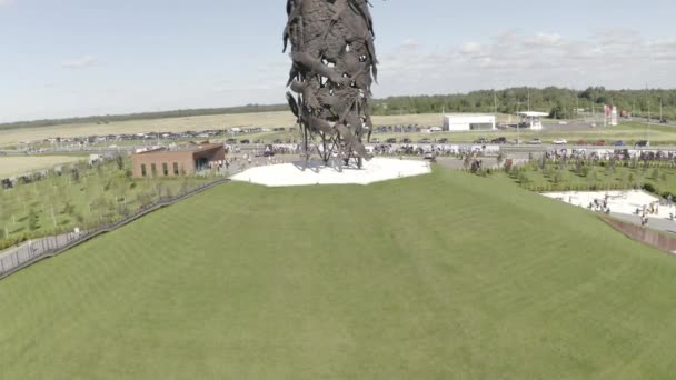 Monument Den Avdøde Soldaten Hvis Svaner Tar Til Himmelen Dedikert – stockvideo