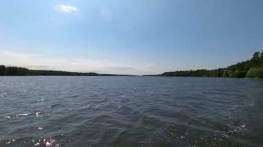 Akşamları nehirde spor ve eğlence.