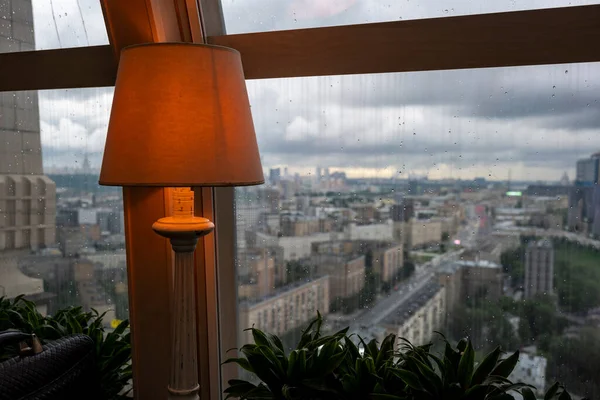 Widok Duże Miasto Przez Okno Gdzie Można Zobaczyć Deszcz Zewnątrz — Zdjęcie stockowe