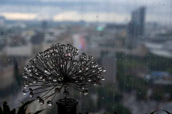 Widok Duże Miasto Przez Okno Gdzie Można Zobaczyć Deszcz Zewnątrz — Zdjęcie stockowe