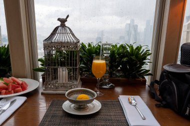 Bir bardak portakal suyu ve eşyalar eşikte durgun bir hayat.