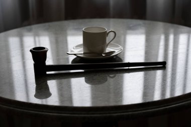 Yuvarlak mermer bir masada farklı malzemelerle sabah kahvesi.