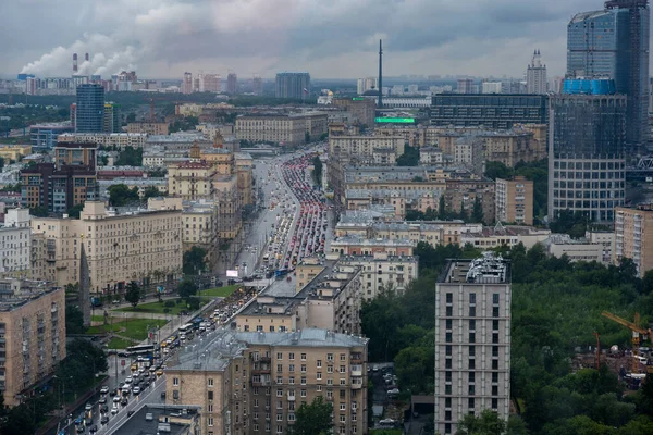 Widok Duże Miasto Przez Okno Gdzie Można Zobaczyć Deszcz Zewnątrz — Zdjęcie stockowe