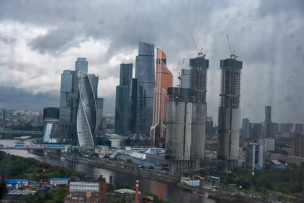 Een Uitzicht Een Grote Stad Door Het Raam Waar Het — Stockfoto