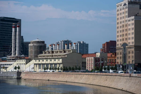 Widok Miasto Duże Miasto Domami Nad Rzeką Drogą — Zdjęcie stockowe