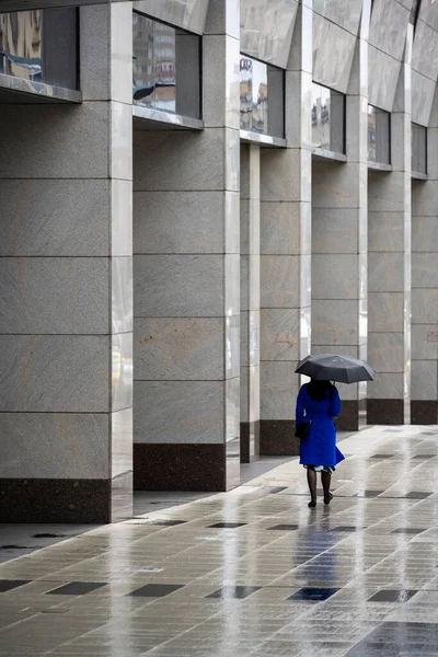 Dziewczyna Niebieskim Pod Parasolem Podczas Deszczu — Zdjęcie stockowe