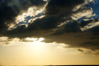 Karayipler 'de deniz kenarında büyülü bir günbatımı