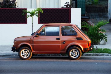 Yola park edilmiş klasik kırmızı bir araba.