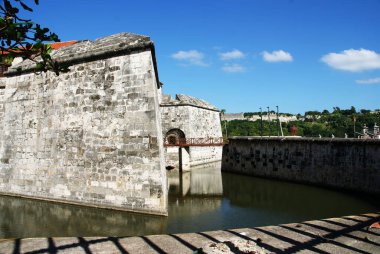 Limanı topları olan korsanlardan korumak için eski bir kale.