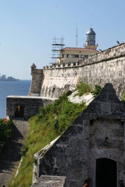 Limanı topları olan korsanlardan korumak için eski bir kale.