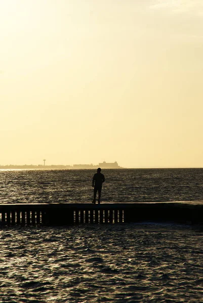 Ένας Ψαράς Ένα Φράγμα Πιάνει Ψάρια Στο Ηλιοβασίλεμα Φόντο Μια — Φωτογραφία Αρχείου