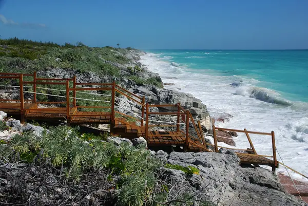 Karayipler 'deki uzak bir adada büyülü ve gerçekçi olmayan güzel bir gün batımı.