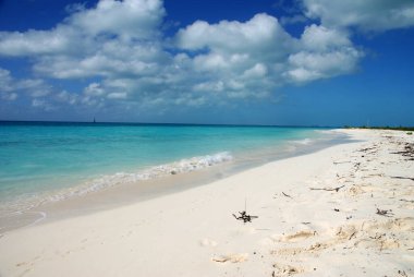 Karayipler 'deki uzak bir adada büyülü ve gerçekçi olmayan güzel bir gün batımı.