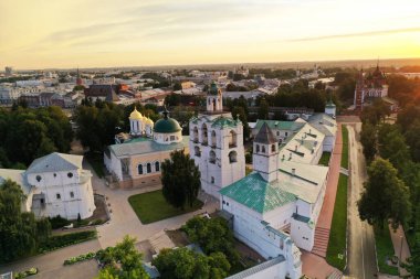 Nehir kıyısındaki setten toplanmış kiliseleri olan büyük bir şehir İHA 'dan çekilmiş.
