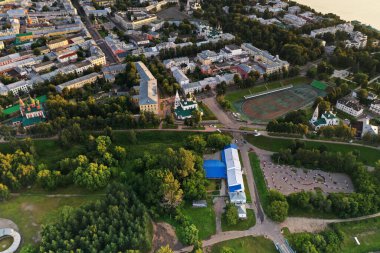 Şafak vakti eski kale ve kilisenin panoramik görüntüsü insansız hava aracıyla çekildi.