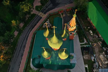 Şafak vakti eski kale ve kilisenin panoramik görüntüsü insansız hava aracıyla çekildi.