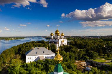 Şafak vakti eski kale ve kilisenin panoramik görüntüsü insansız hava aracıyla çekildi.