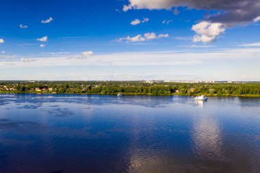 Büyük mavi nehrin panoramik bir görüntüsü ve üzerinde seyreden gemiler İHA 'dan filme alındı.
