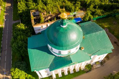 Şafak vakti eski kale ve kilisenin panoramik görüntüsü insansız hava aracıyla çekildi.