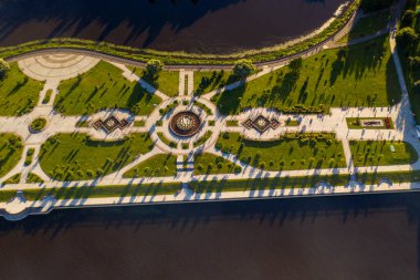 İnsansız hava aracından çekilen büyük bir nehrin yanındaki yarımadada çeşmeleri olan bir eğlence ve eğlence parkı.