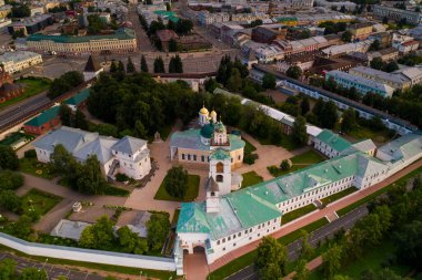 Şafak vakti eski kale ve kilisenin panoramik görüntüsü insansız hava aracıyla çekildi.