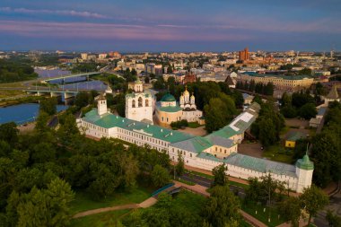 Şafak vakti eski kale ve kilisenin panoramik görüntüsü insansız hava aracıyla çekildi.