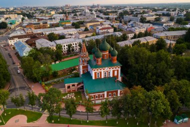 Şafak vakti eski kale ve kilisenin panoramik görüntüsü insansız hava aracıyla çekildi.
