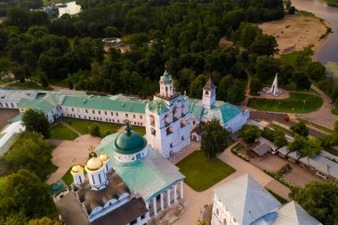 Şafak vakti eski kale ve kilisenin panoramik görüntüsü insansız hava aracıyla çekildi.